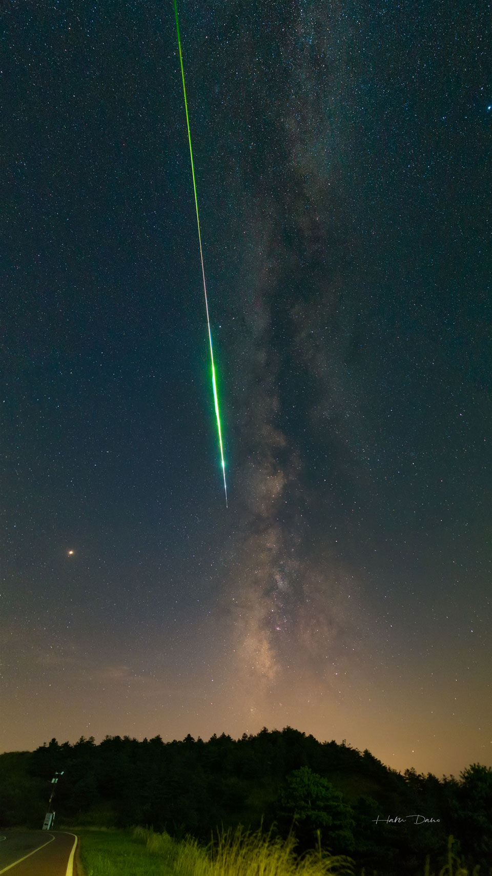The picture shows a bright meteor from the 2018 Perseids 
meteor shower along the Milky Way Galaxy. 
Please see the explanation for more detailed information.
