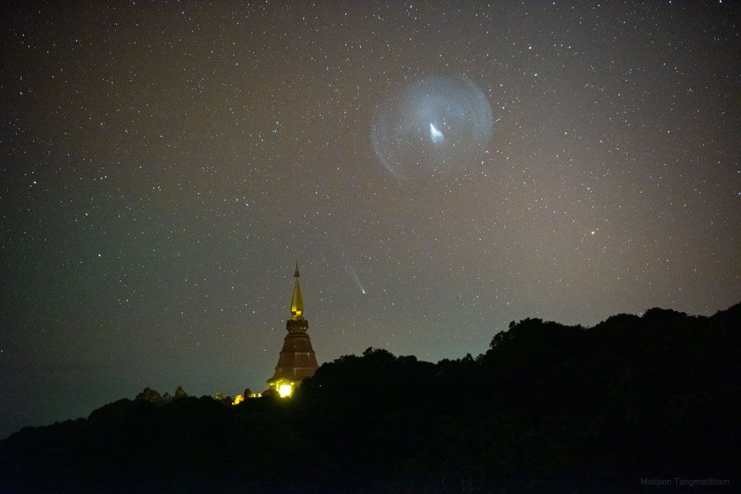 The featured image shows Comet Leonard and the rising
plume from the Ariane V rocket launching the James Web 
Space Telescope. The image was taken from Thailand on
December 25. 
Please see the explanation for more detailed information.