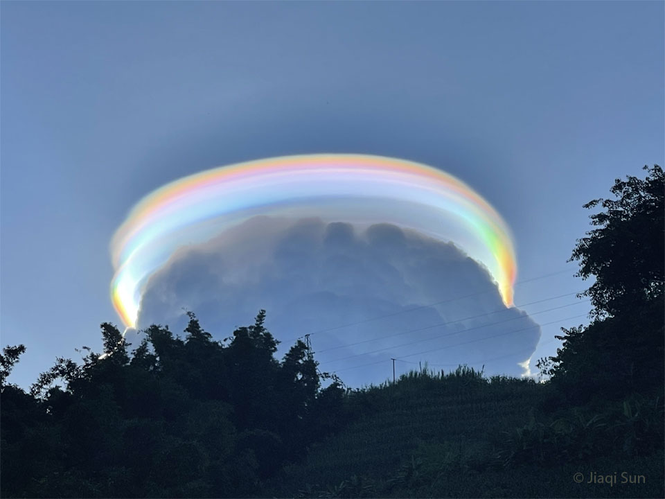 The featured image shows a dark cloud topped with
a bright multicoloured cloud.
Please see the explanation for more detailed information.