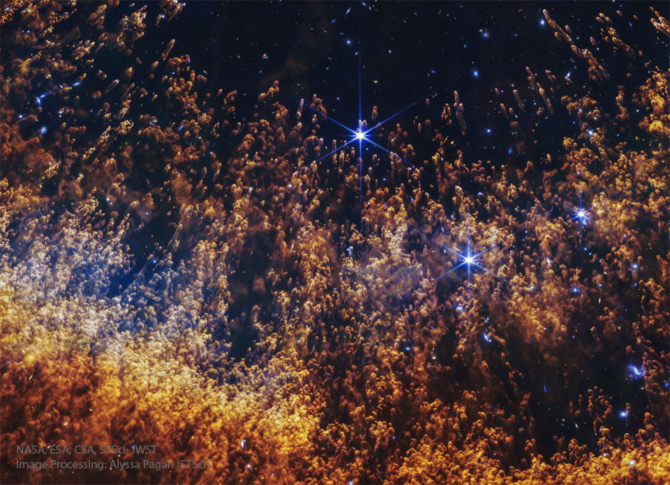 A dark field shows many orange filaments that
seem to point to a place just above the image field.
Please see the explanation for more detailed information.